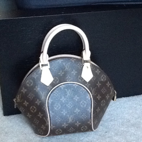Ellipse style purse