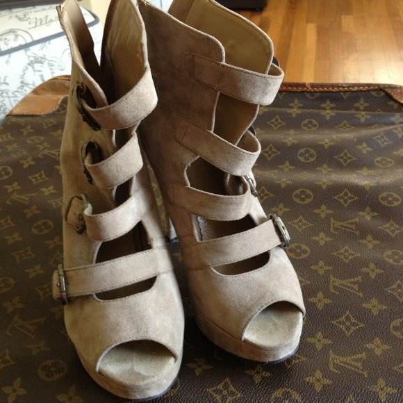 Nude suede like heels