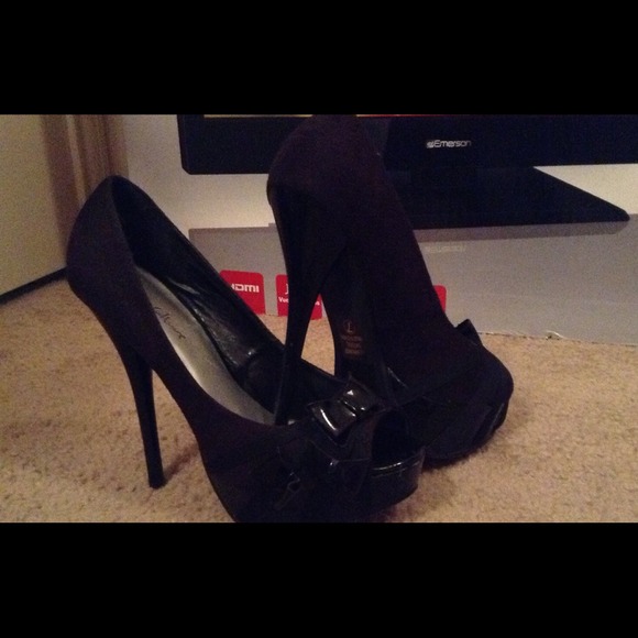 Black heels - Picture 3 of 3