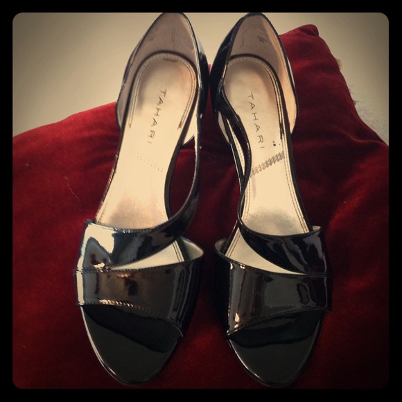 ❤REDUCED❤Beautiful TAHARI heels.  Black and silver