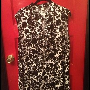 Floral sleeveless stretch top with ruffles