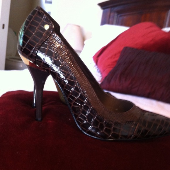 ‼️‼️SOLD‼️‼️HOT SEXY croc, brown/gold Pumps.