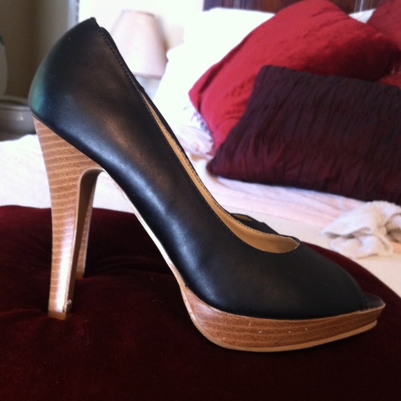 SHIEKH BLACK OPEN TOE PUMPS.  HOT!!!!!! - Picture 2 of 3