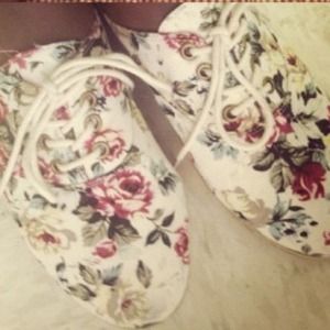 Floral printed shoes