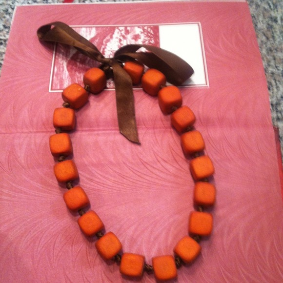 Threaded block necklace - Picture 2 of 2