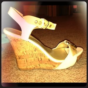 💥REDUCED💥 Adorable white cork wedges