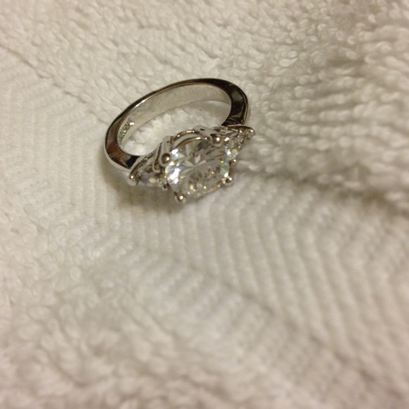 ⚡️hold ⚡️Beautiful simulated engagement ring