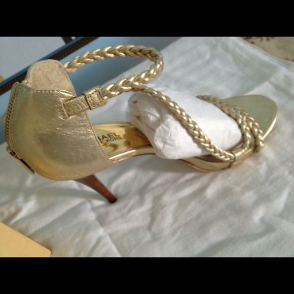 👏👏SOLD👏👏.Michael Kors Alexa Sandals Metallic