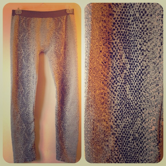 🐍🐍Super sexy and comfy snake print tights!