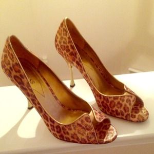 Guess cheeta print shoe