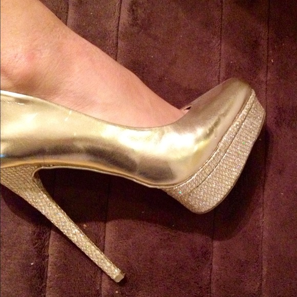 Soft and very comfortable gold pumps
