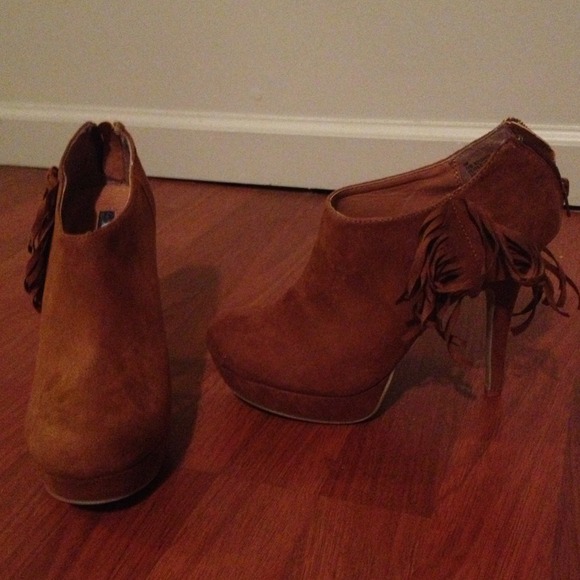 NWOT Tan suede booties