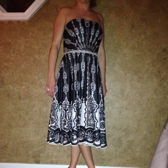 ⭐️ Black & white strapless dress ⭐️ - Picture 2 of 3