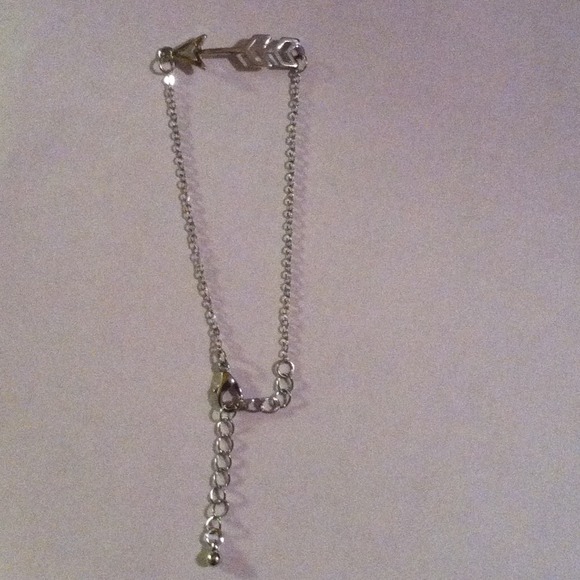 💘 NWOT Silver Tone Arrow Bracelet - Picture 2 of 3