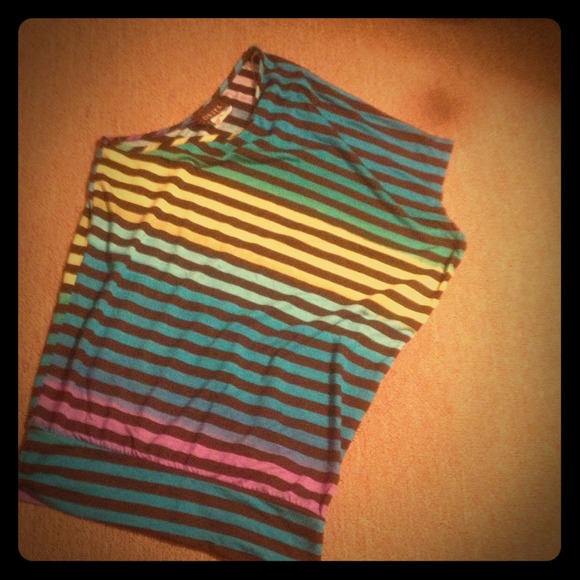 Beautiful sizeM one sleeve colorful tee!😍