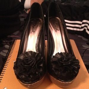 Peep toe flower wedges. Size 7.