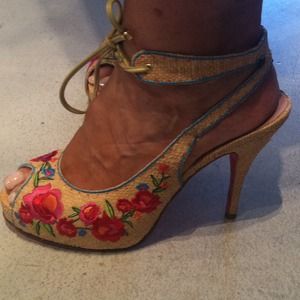 Betsey Johnson raffia floral embroidered heels