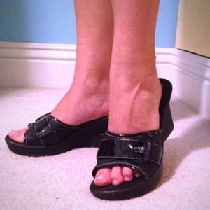 Cute Shiny Black Wedges
