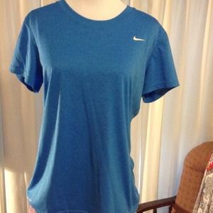 💖Looking for this color shirt size small💖