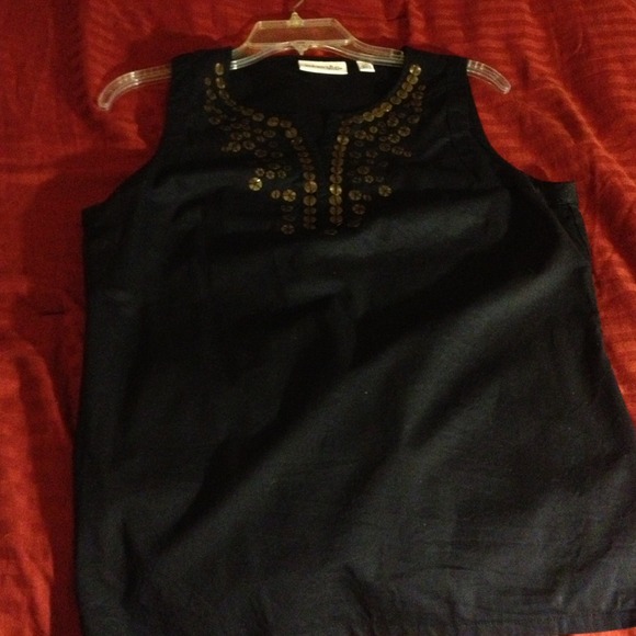 Sleeveless navy-blue shirt