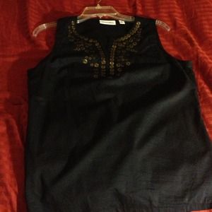 Sleeveless navy-blue shirt