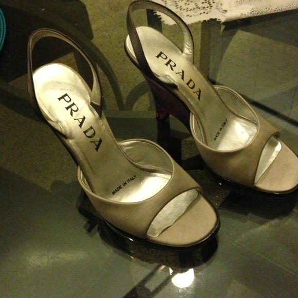 Auhtentic Prada shoe, great summer shoe!
