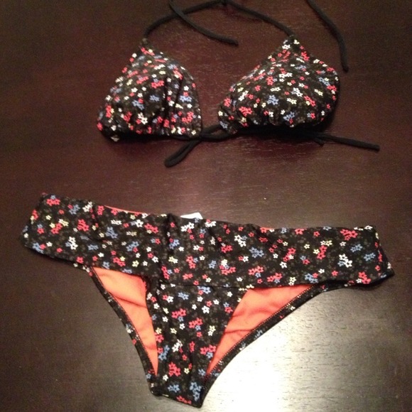 🔴SOLD🔴 Black floral bikini.