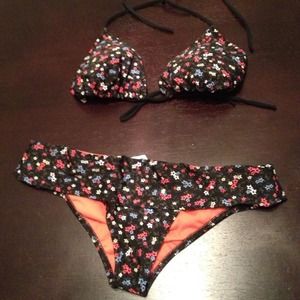 🔴SOLD🔴 Black floral bikini.