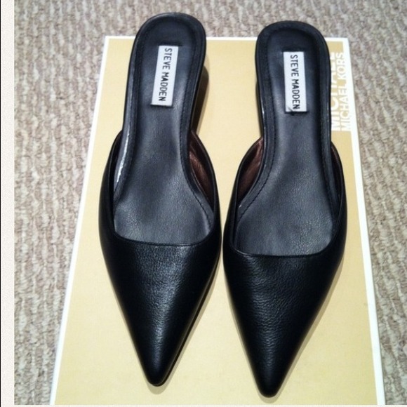 💢SOLD💢 Steve Madden Leather slip ons