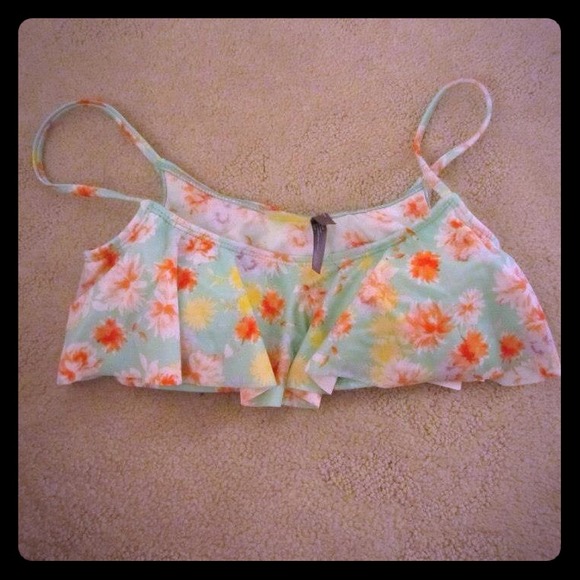 ❌ SOLD ❌BNWT floral ruffle bikini top