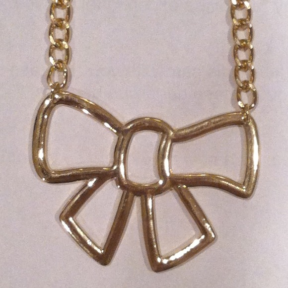 🎀 Gold Tone Open Bow Necklace - Picture 2 of 3