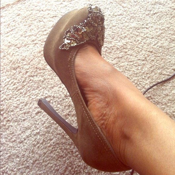 Sequined platform pumps