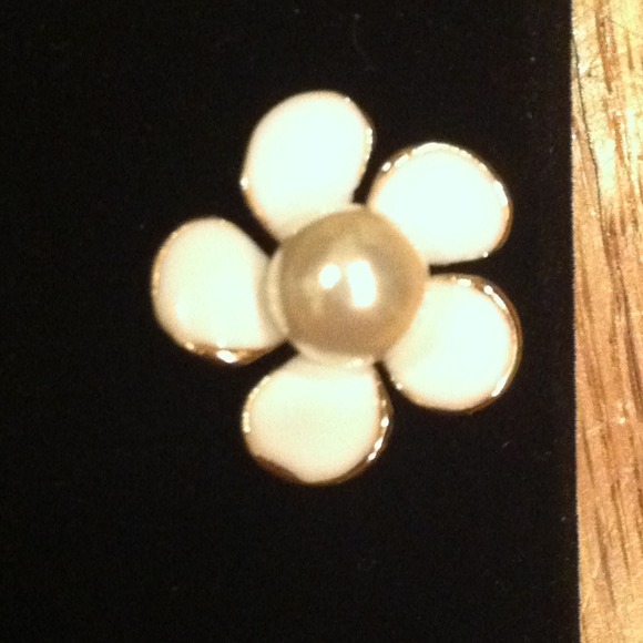 NWOT White Enamel Flower Earrings - Picture 2 of 3