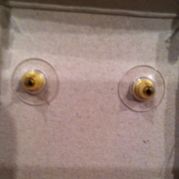 NWOT White Enamel Flower Earrings - Picture 3 of 3