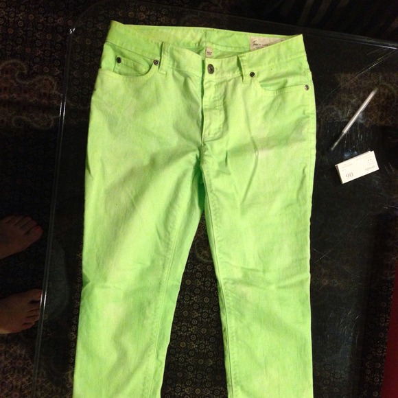 NEW Bright green Vince Camuto jeans. SIZE 27