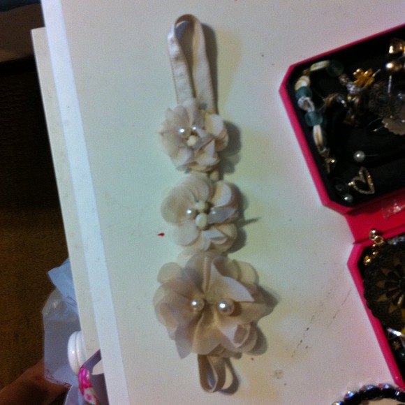 Beige headband with flower detail