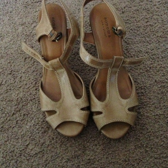 CLEARANCE Great neutral sandals!