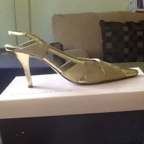 Women's gold shoe