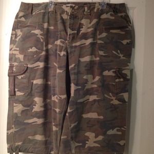 Cato's camo women's Capri pants