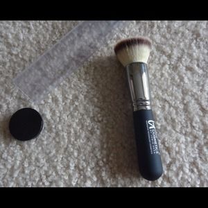 It cosmetics brush NEW