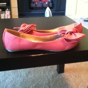 Coral/pink flats with bow
