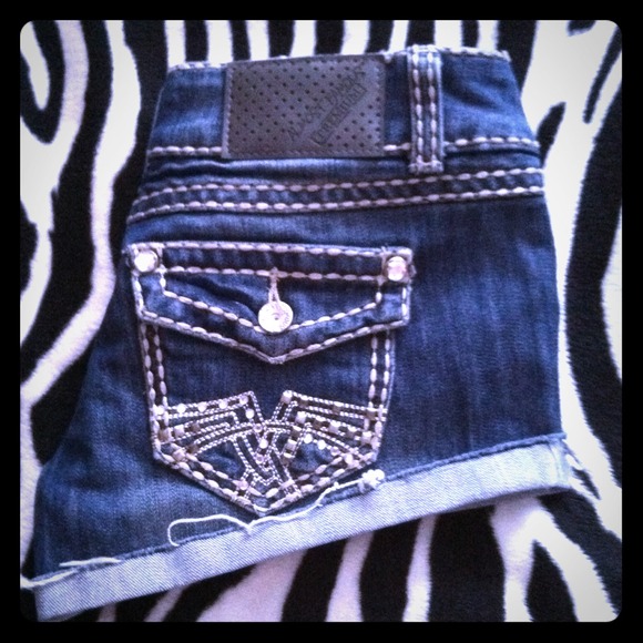 !!! SOLD !!! Almost Famous shorts