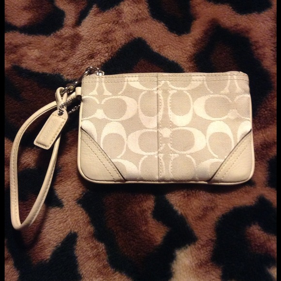 Coach Wristlet 💯 Authentic