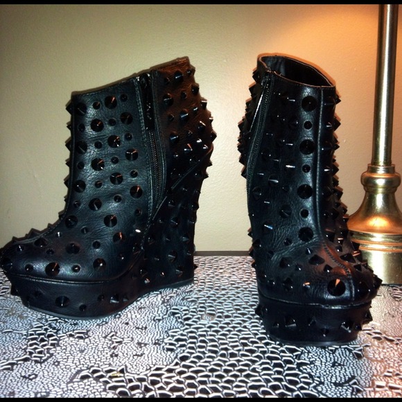 Posh - black - spike wedge - sz 7 - Picture 1 of 3