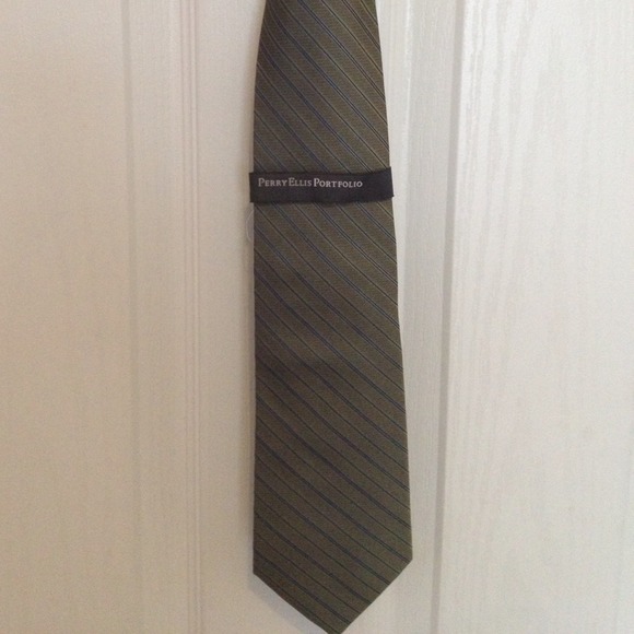 Brand New Perry Ellis green tie - Picture 1 of 1