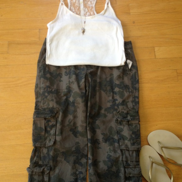 Camo cropped pants NWT it's a great floral pattern