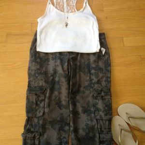 Camo cropped pants NWT it's a great floral pattern