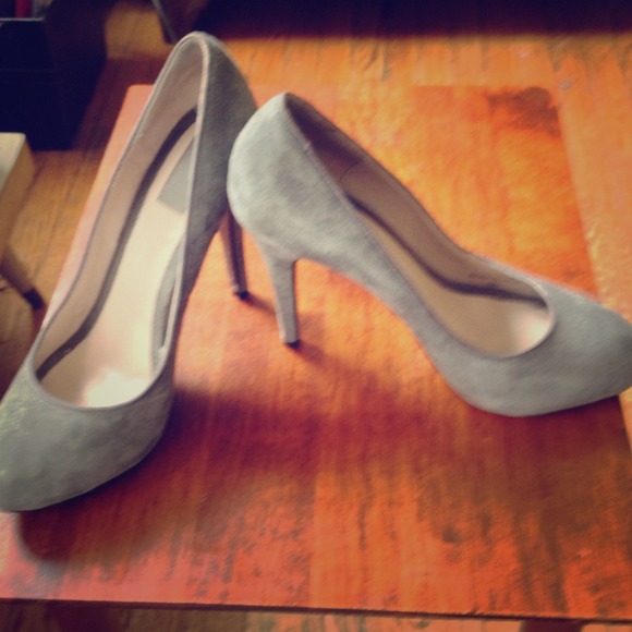 Zara light gray suede pumps