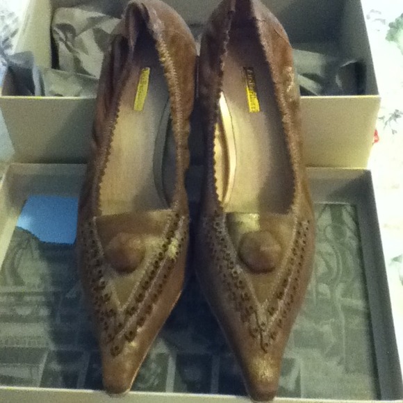 Brand New brown/gold suede pumps