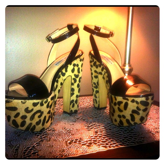 SEXY !! cheetah Steve Madden heels - sz 7